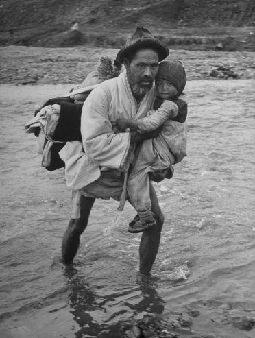 Korean refugees crossing the border
